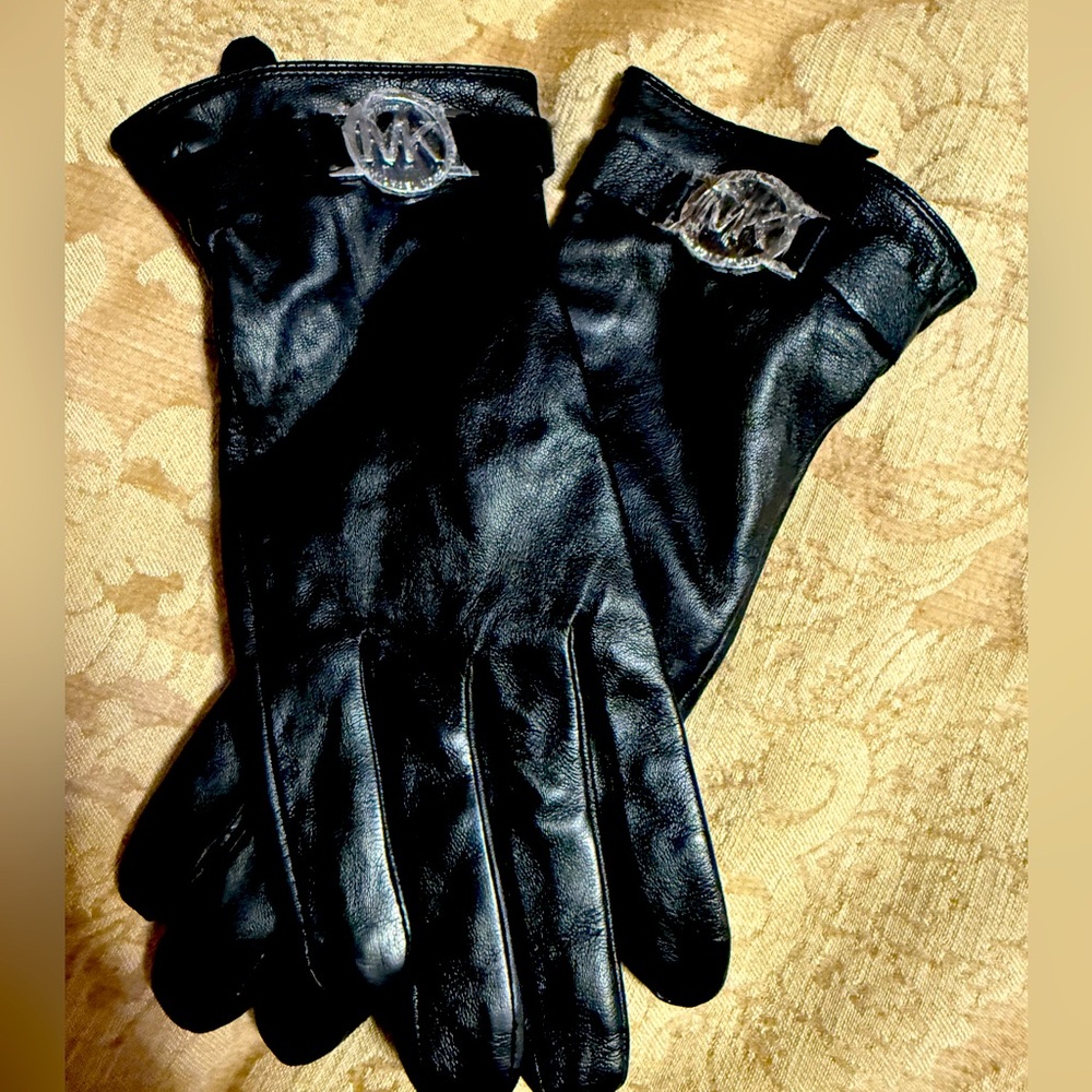 Michael Kors Black Leather Gloves w/ silver MK Logo – Chic (covers on MK still)